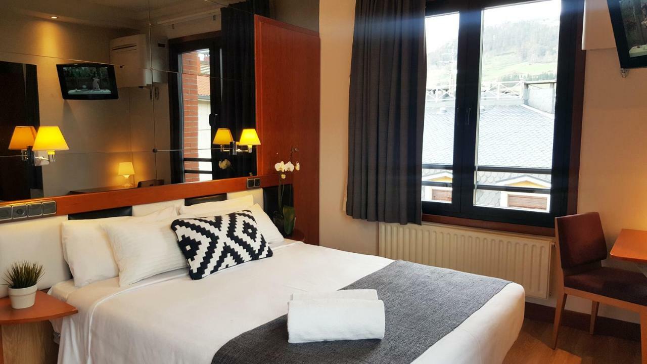 Hotel Oria โตโลซา ภายนอก รูปภาพ
